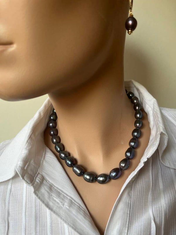 Ketting met donkergrijze zoetwaterparels en zilveren slot