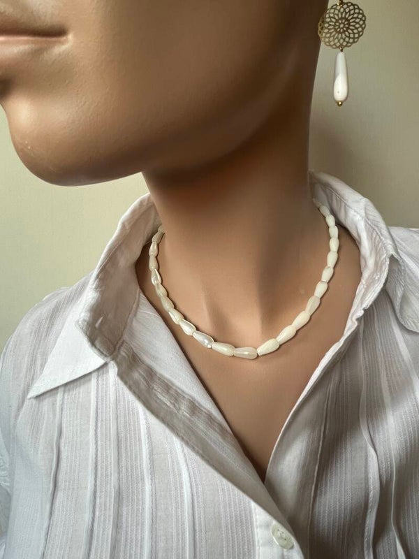 Ketting met creme kleurige schelp en zilveren slot