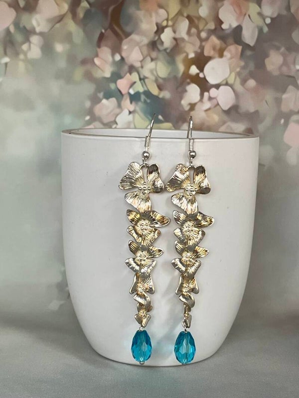 Zilverkleurige bloemen met blauwe briolet