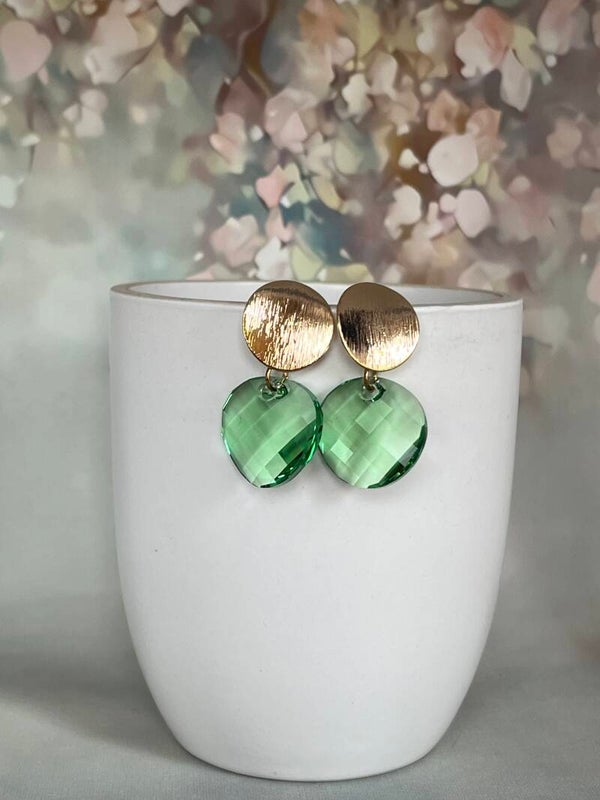 Ronde vergulde oorstekers met groene facet kristal