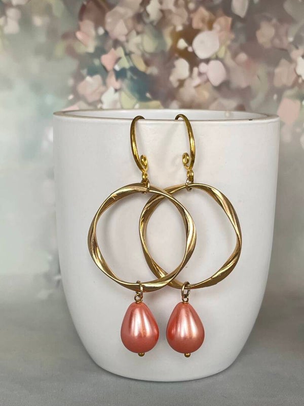 Grote creolen met roze glasparel