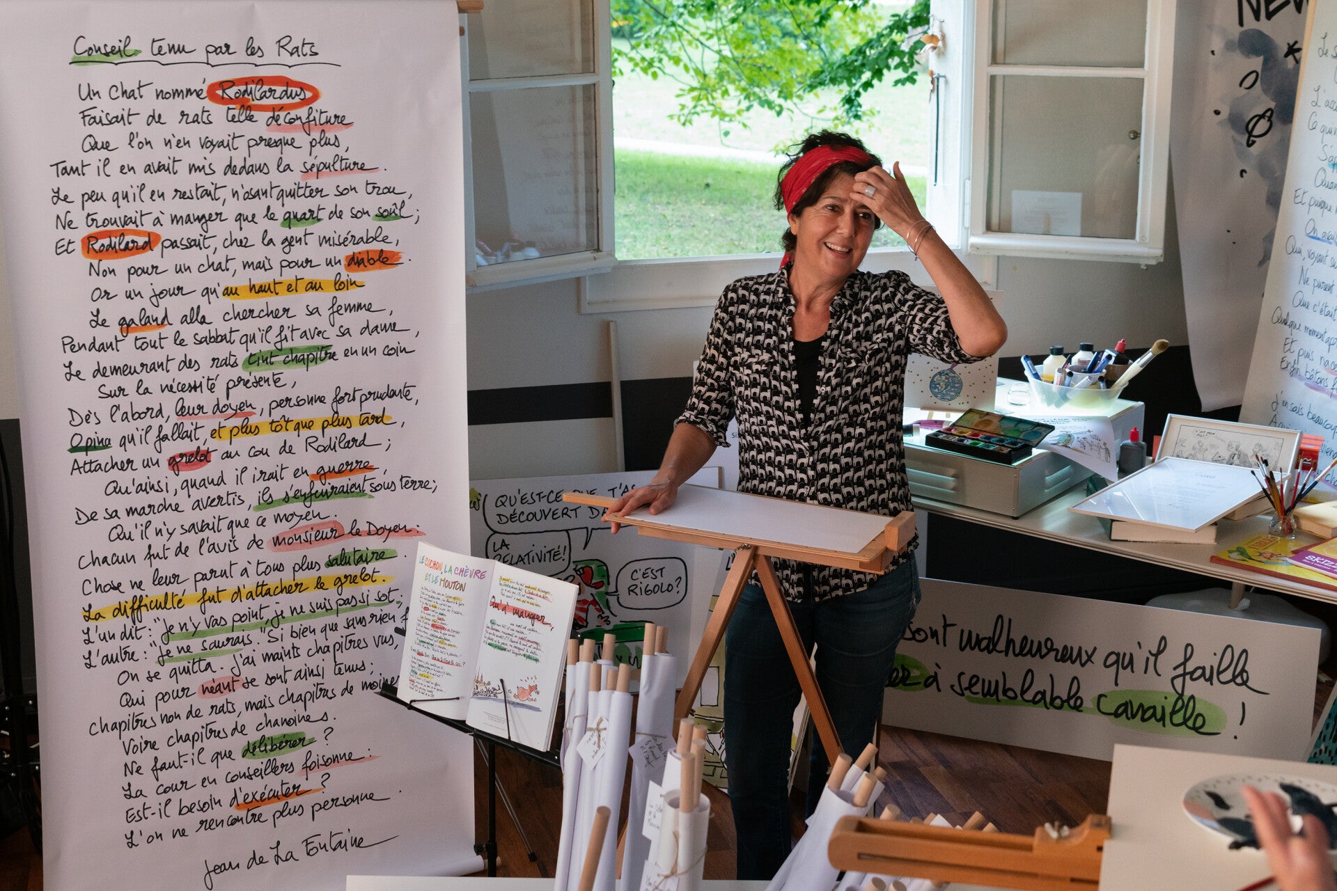 La dessinatrice Haydé dans l'atelier de Fiami au château de Penthes