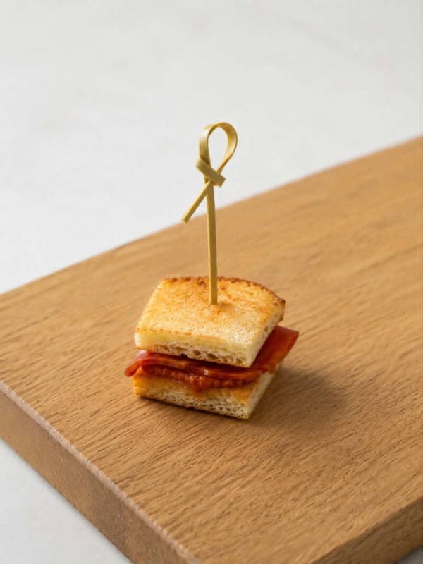 Koreczek tost, czerwone pesto, chorrizo 35 sztuk