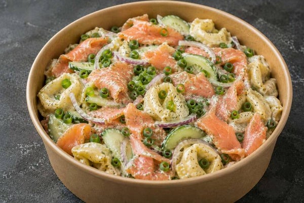 Sałatka z łososiem i tortellini (1000 ml)
