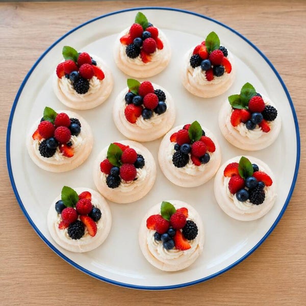 Mini bezy z owocami i mascarpone 12 sztuk