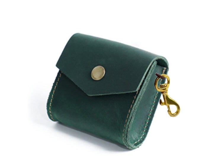 KOOPJE - ATELIER AIME - Poepzaktasje in leer (koeienhuid) groen