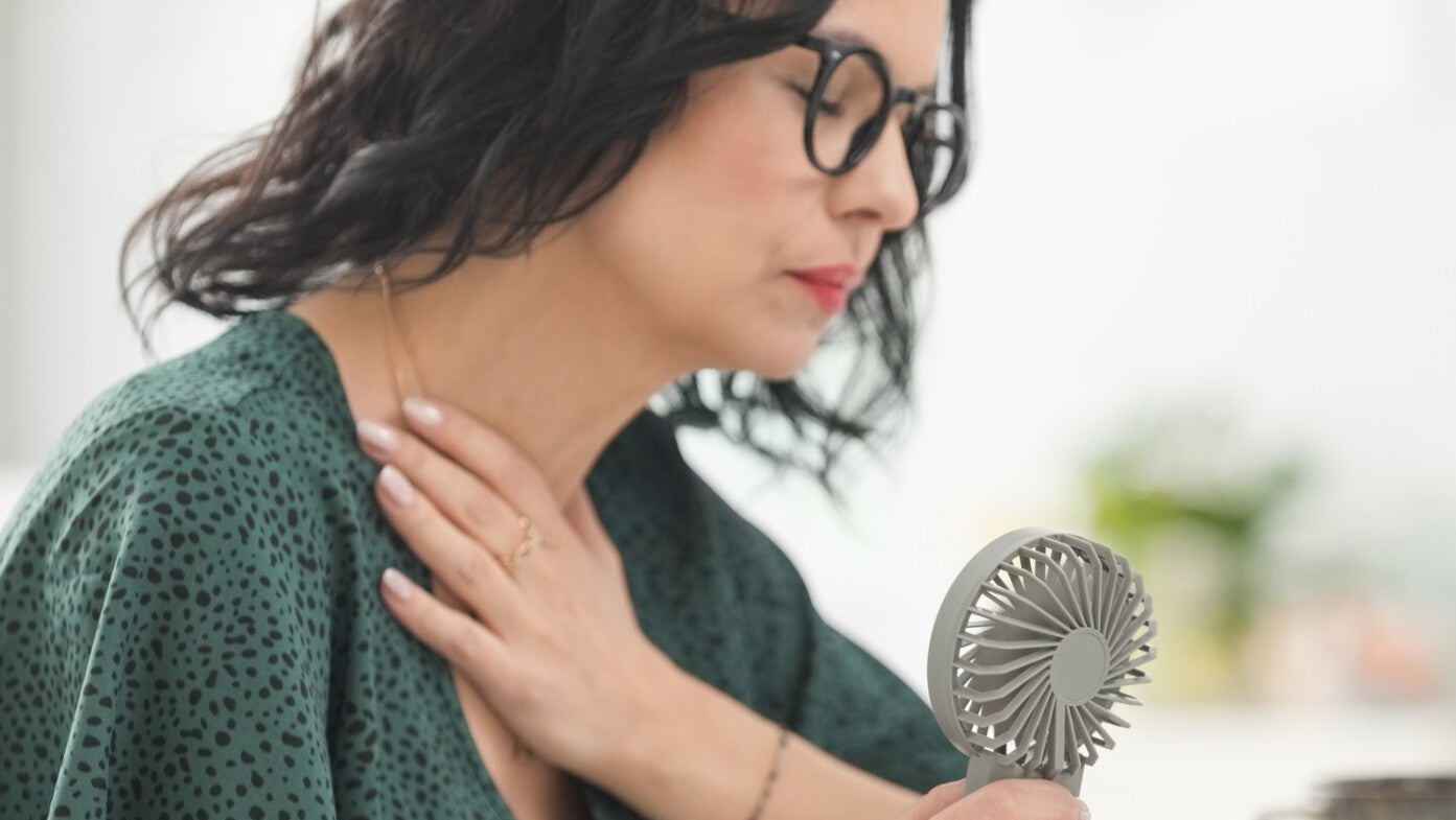 Vrouw met ventilator tegen opvlieger