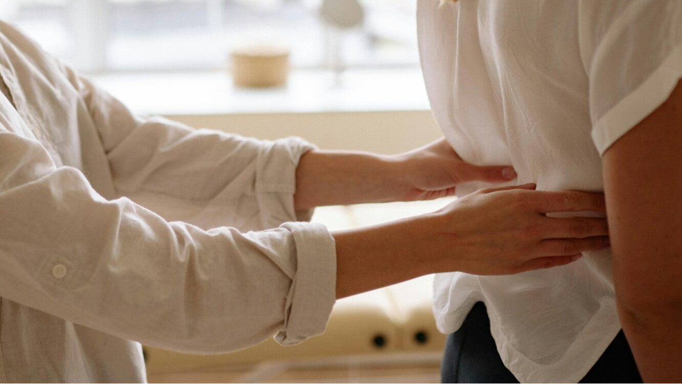 Oefentherapeut behandelt patient