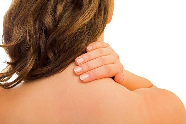 Vrouw met hand in haar nek