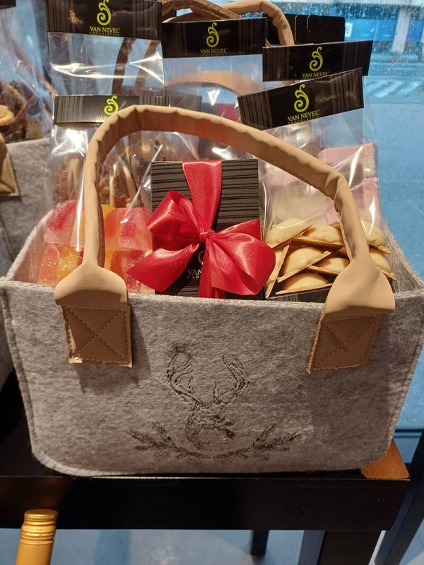 Vilten tas gevuld met lekkers.