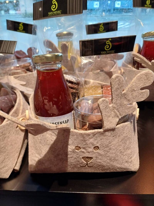 Vilten broodmandje gevuld met lekkers