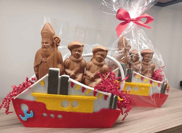 Bootje gevuld met chocolade en snoep.