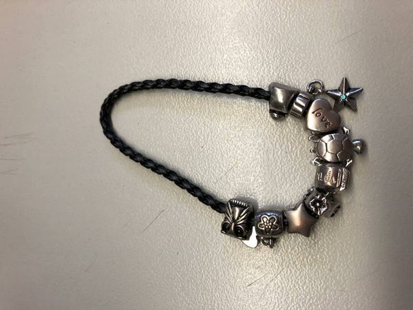armband zilverkleur met bedeltjes