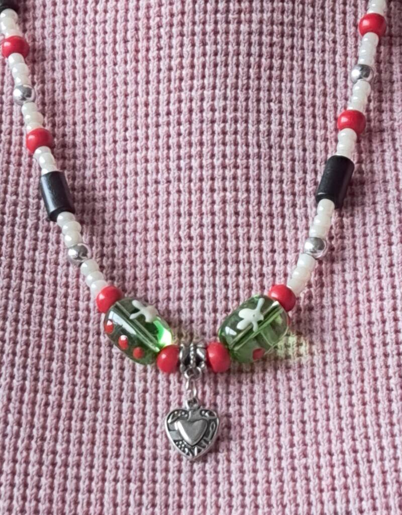 hout, parelmoer, nepzilver en glazen kralen