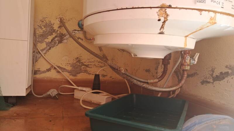Bosch water heater corrosion inspection before replacement in Ciudad Quesada