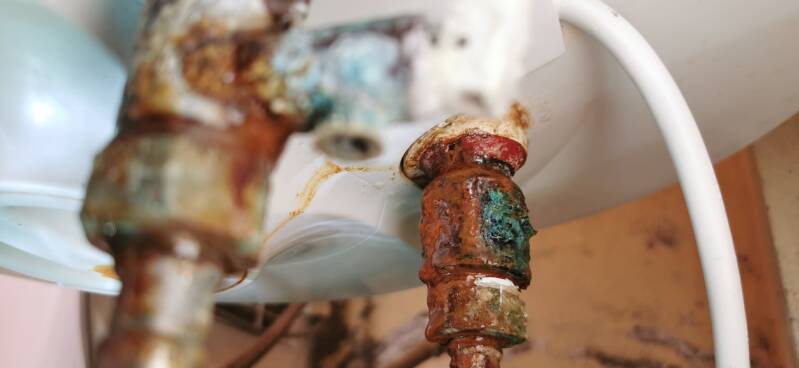 Corroded water heater flex hoses found during emergency replacement in Ciudad Quesada