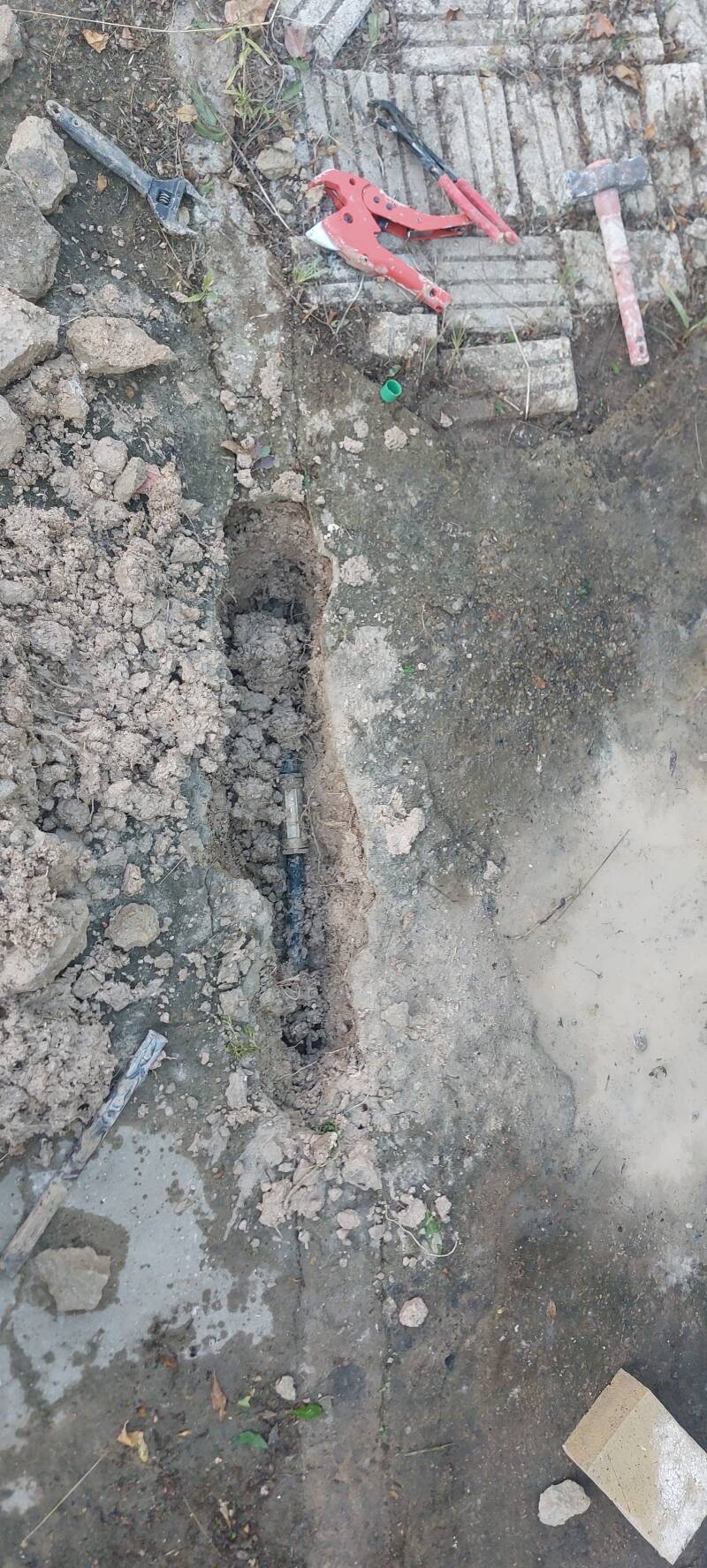 Emergency water leak repair in San Fulgencio, La Marina, on a 25 mm polyethylene mains water pipe.