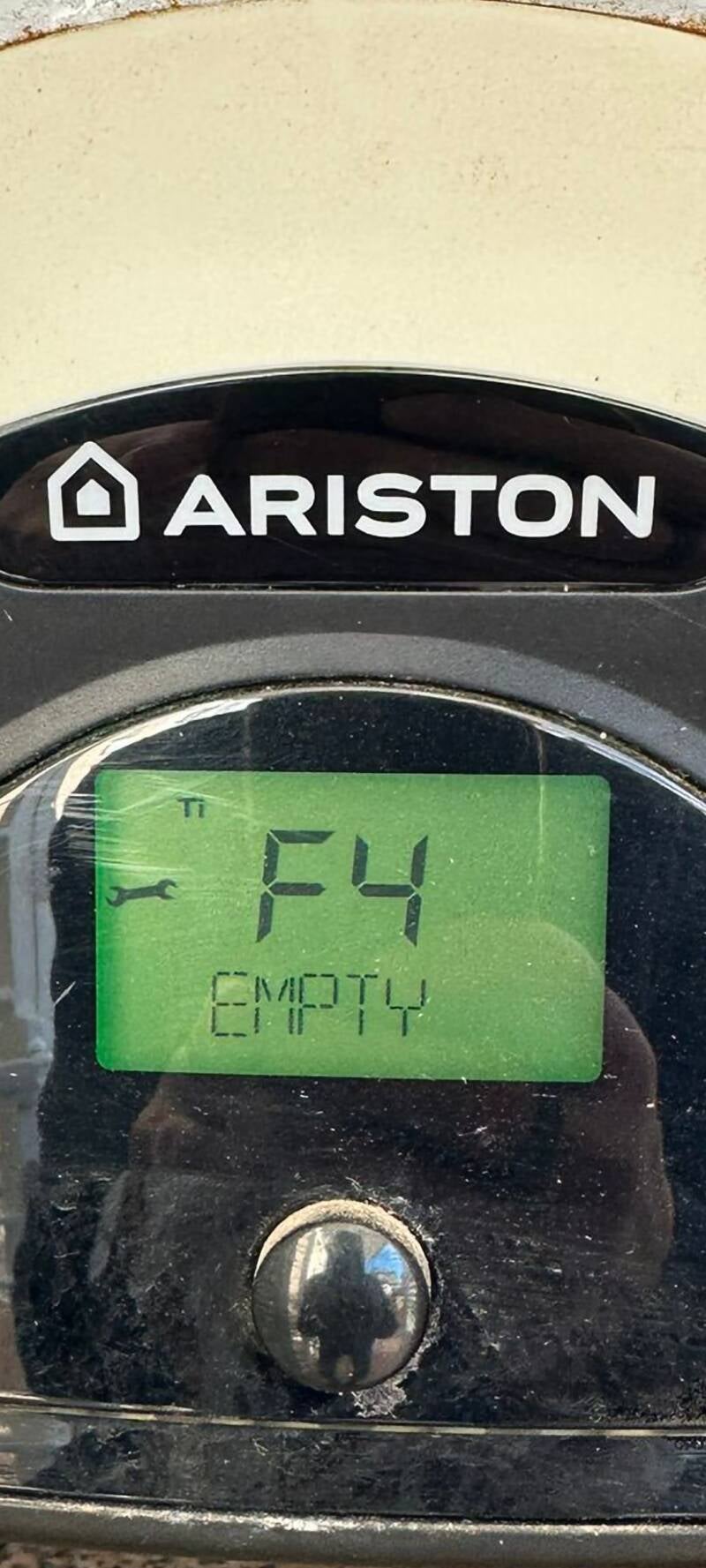 Código de error F4 en bomba de calor Ariston EVO 110, solución profesional por Fontanería Eduardo Quiroz en Torrevieja