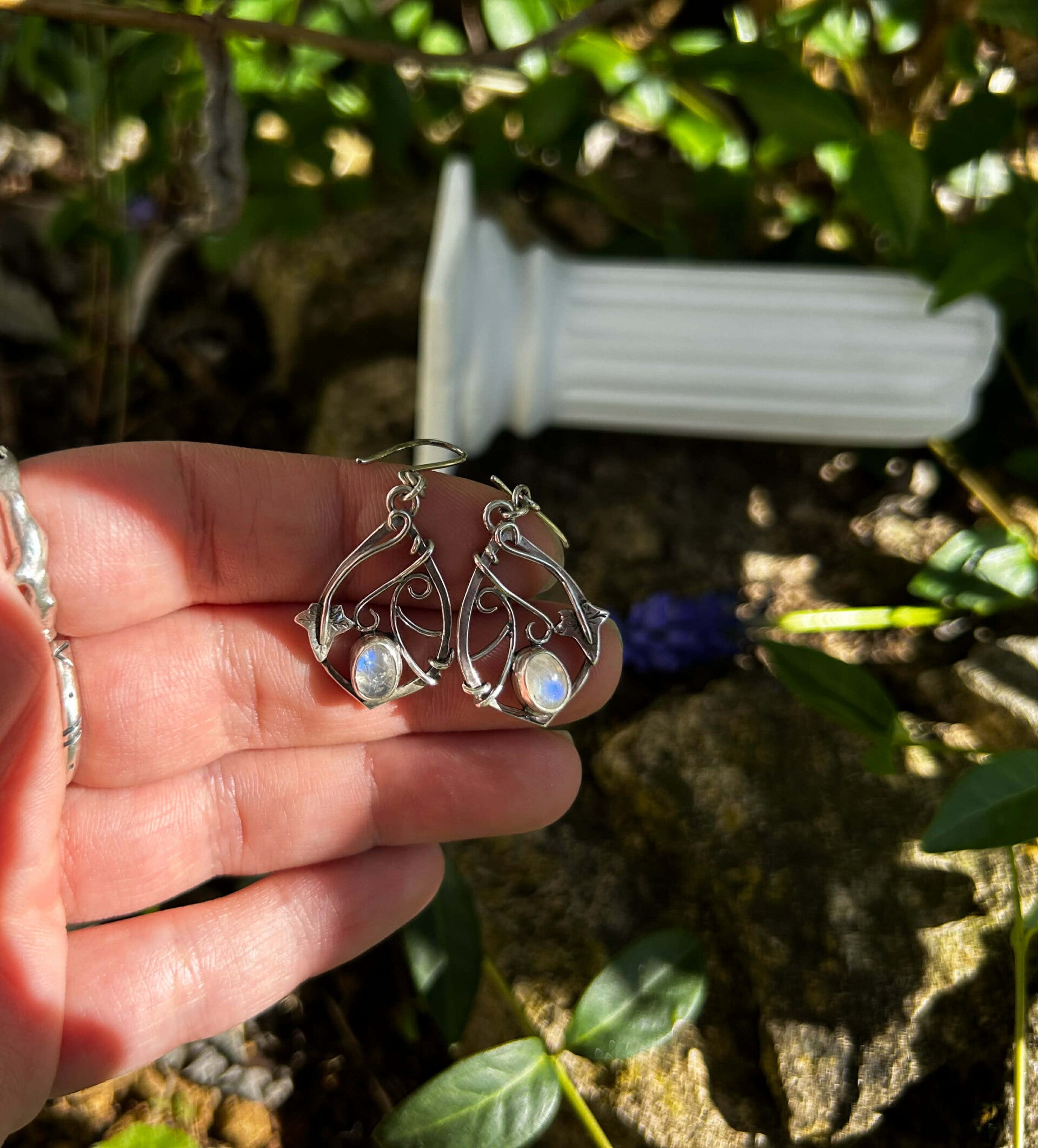 Boucles d'oreilles elfique "Amarÿs" - Pierre de lune et argent massif