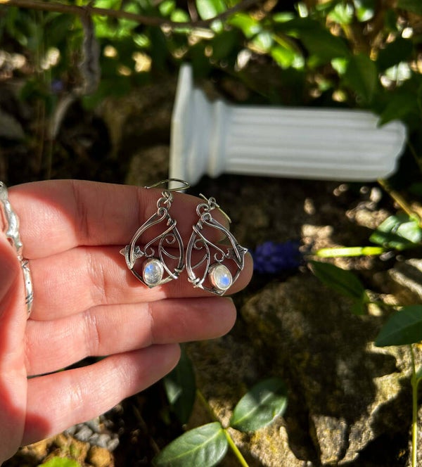 Boucles d'oreilles elfique "Amarÿs" - Pierre de lune et argent massif