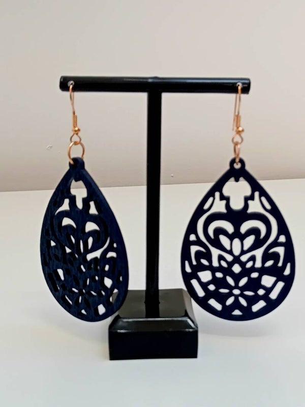 Boucles d'oreilles bleues foncées en bois