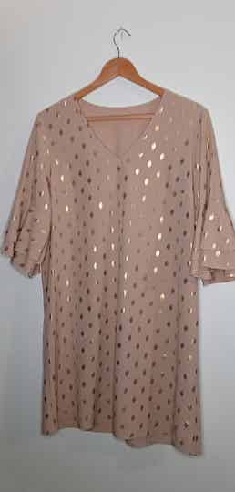 Robe rose pois dorés