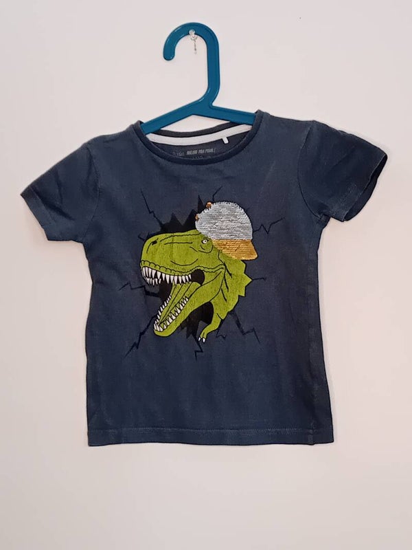 T-shirt dinosaure à casquette