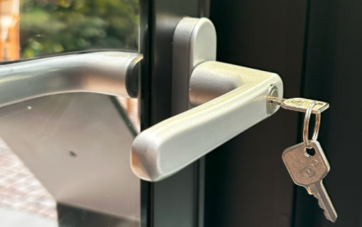 SIDE AND MIDDLE LOCKS