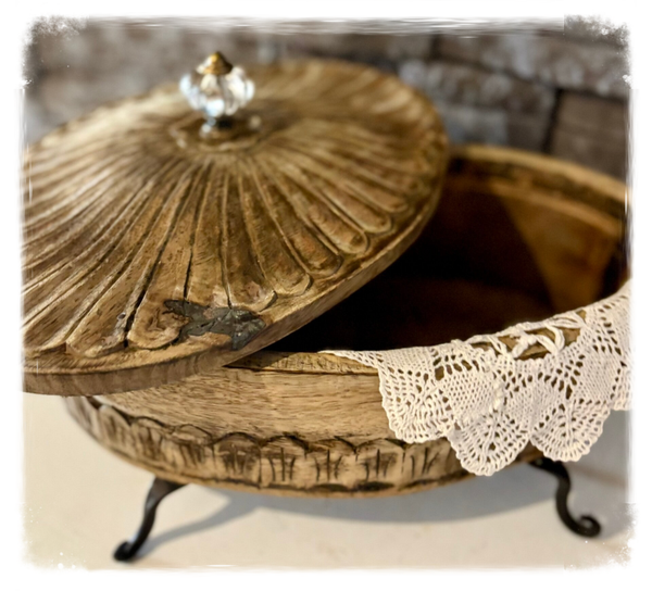 Coffre ovale en bois