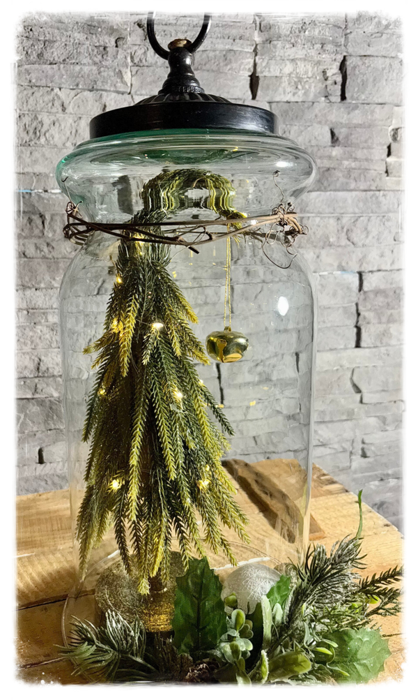 Sapin illuminé sous cloche