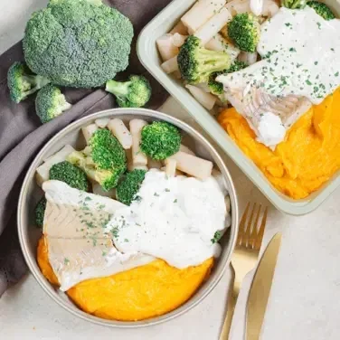 Lieu noir, purée de patates douces sauce vin blanc, brocolis et salsifis