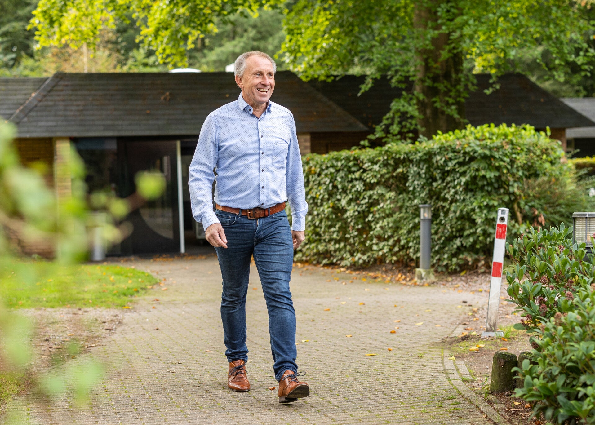Eigenaar Henk Kelder loopt door een tuin