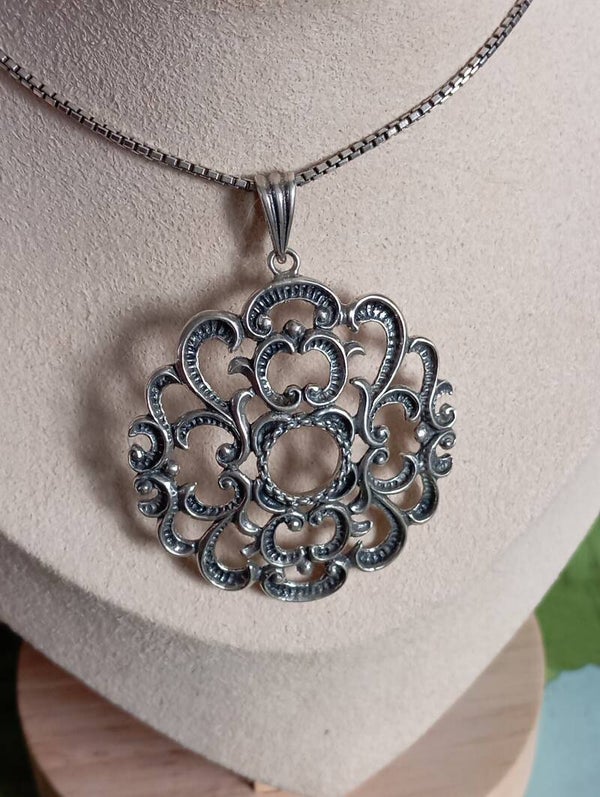 Silverhalsband med hänge