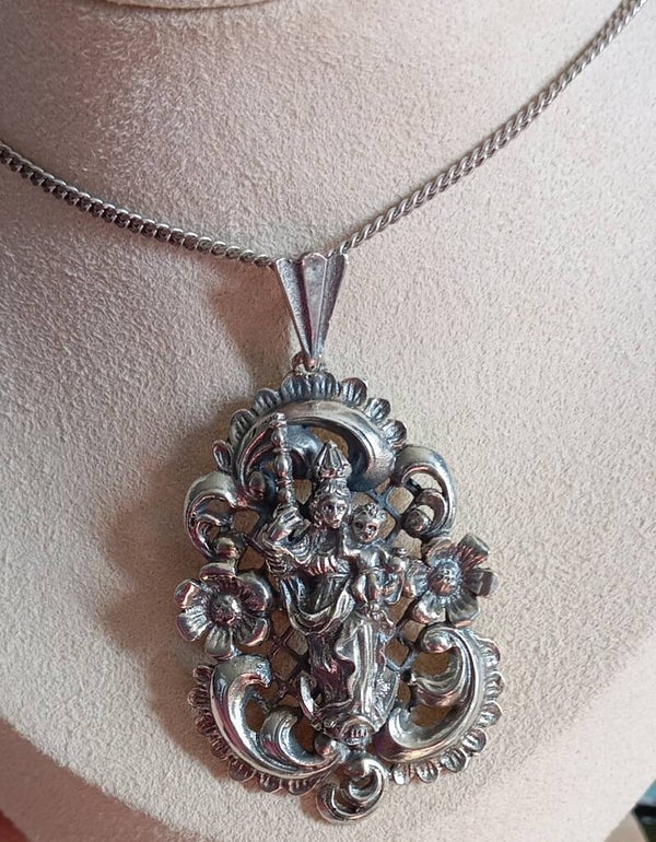 Silverhalsband med hänge