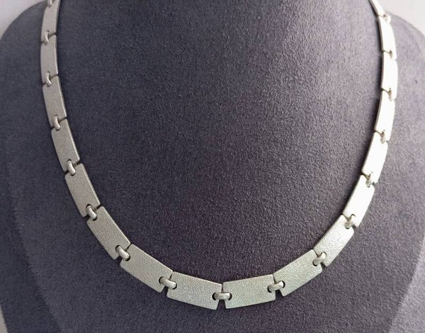 Silverhalsband med borstad yta