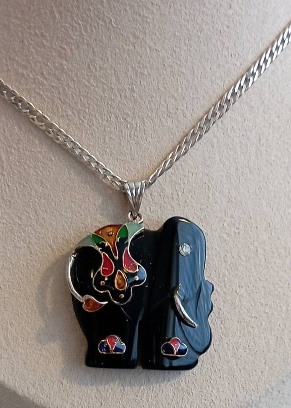 Silverhalsband med hänge i sten