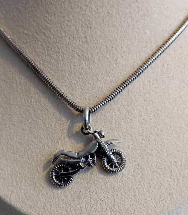 Silverhalsband med hänge motorcykel