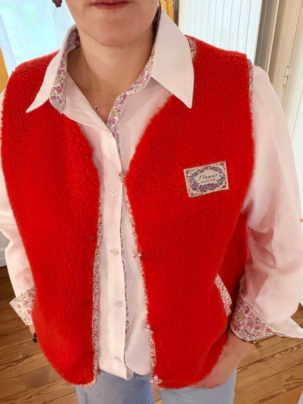 Gilet sans manches orange avec liseré fleuri