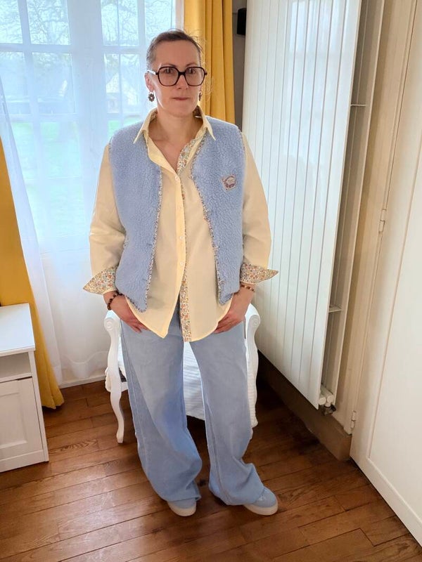 Gilet sans manches bleu avec liseré fleuri