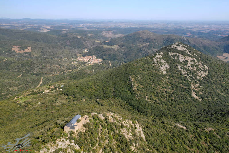 L'Ermittage Saint Etienne veille sur  le village de Saint Nazaire de Ladarez.