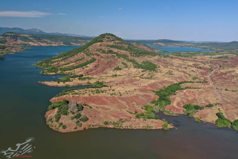 Le Mont Liausson au milieu du lac du Salagou. Photo prise par Drone