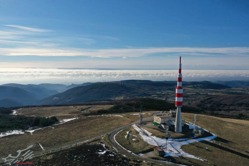 Le Pic de Nore avec sa mythique Antenne façon fusée de Tintin. Vue par drone orientée en direction des Pyrénées 