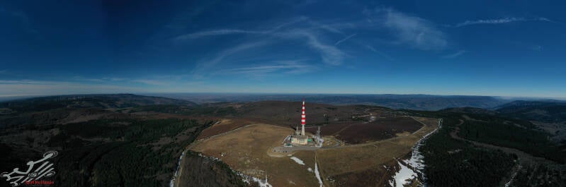 Le Pic de Nore avec sa mythique Antenne façon fusée de Tintin. Vue par drone orientée en direction du bassin Tarnais