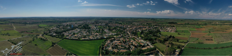 Un panorama sur le Village de Servian par drone.