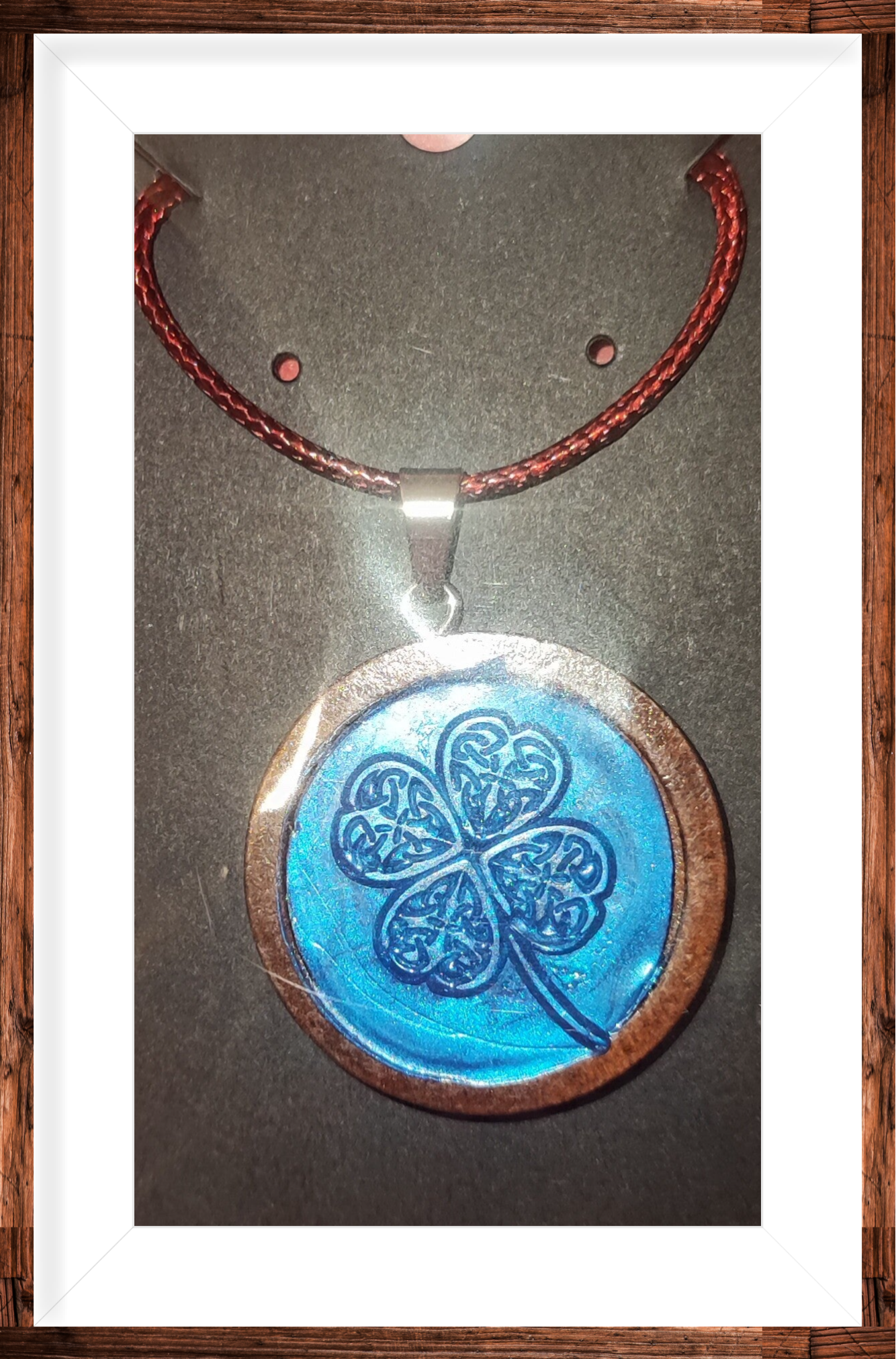 Collar madera con sello.