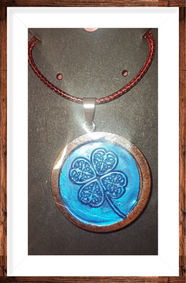 Collar madera con sello.