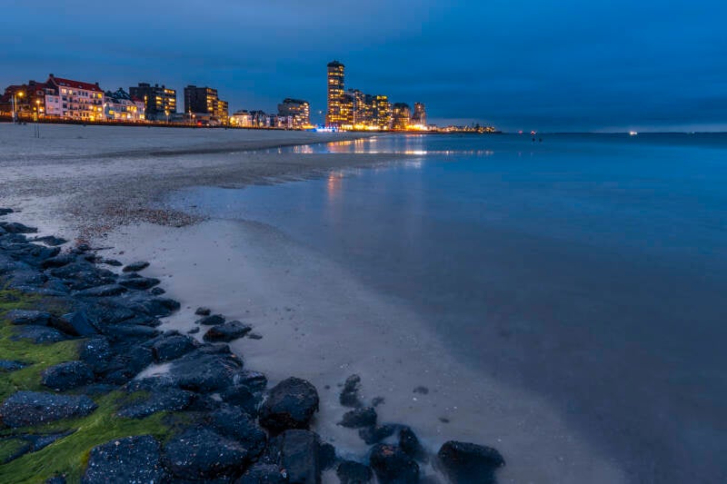 Badstrand en boulevard Vlissingen in het blauw uutje