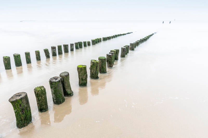 Golfbrekers in de mist bij Vlissingen