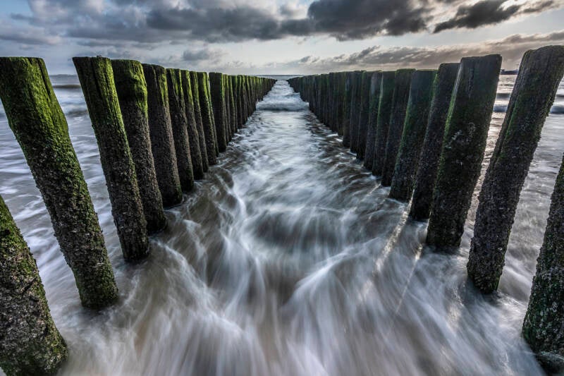 Long Expose golfbrekers strand Valkenisse