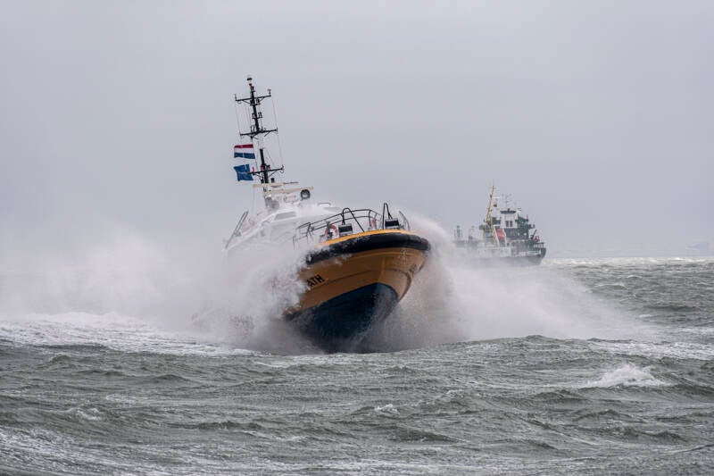 Loodsboot in de storm op de westerschelde bij Vlissingen
